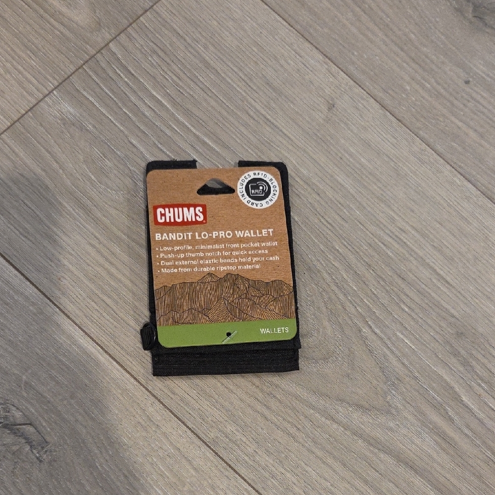 NWT- CHUMS Bandit Lo-pro Wallet